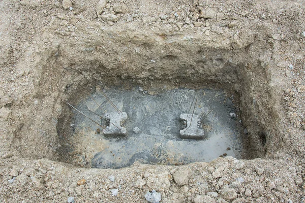 Pilhas de concreto no chão para fundação no canteiro de obras — Fotografia de Stock