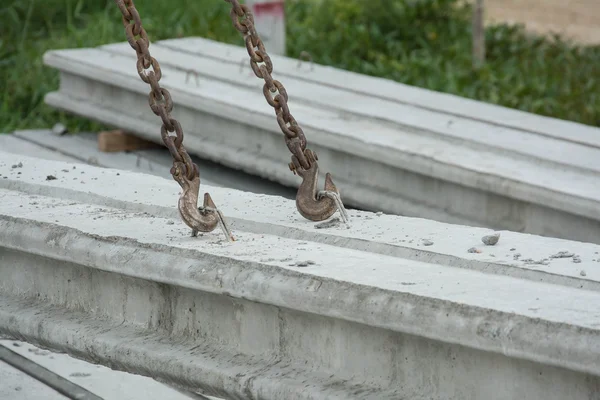 Montaje de pilotes de postes de hormigón con grúa con eslingas metálicas — Foto de Stock