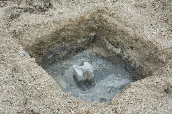 Pilhas de concreto no chão para fundação no canteiro de obras — Fotografia de Stock