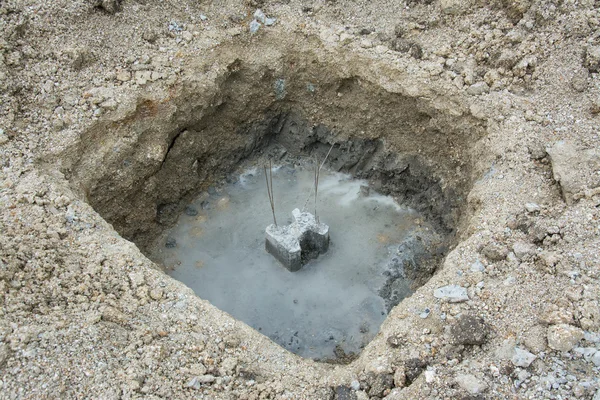 Pilotes de hormigón en el suelo para cimentación en obra — Foto de Stock