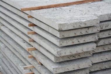 Grup sitesinde beton paneller 
