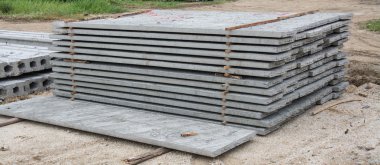 Grup sitesinde beton paneller 