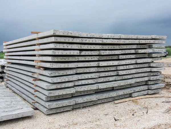 Groep van betonnen panelen op site — Stockfoto