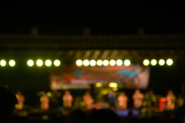 Fundo cintilante fora de foco de um cenário de palco de sala de concertos — Fotografia de Stock