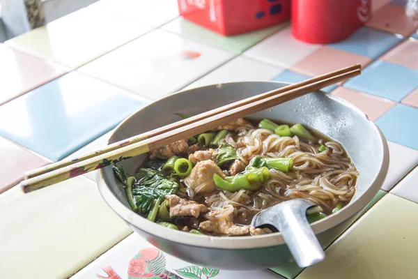 木のテーブルにミルクティーとタイのラーメン — ストック写真