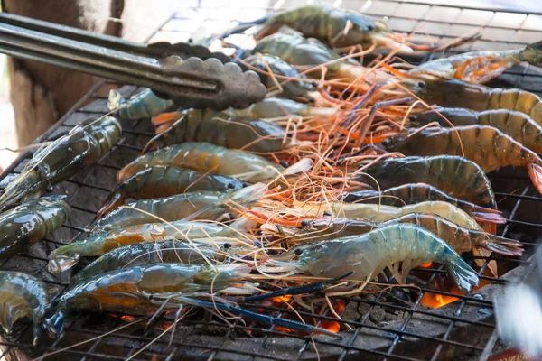 Grillezett garnélarák lángok háttérben — Stock Fotó