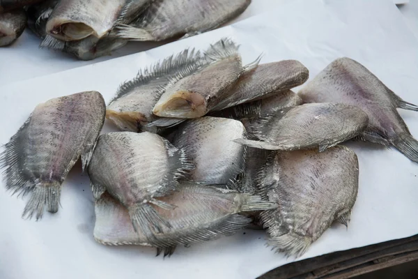 Menyimpan ikan kering untuk pengeringan di pasar — Stok Foto