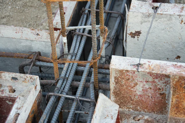 Lazo de acero de viga de tierra y columna a la espera de trabajos de hormigón — Foto de Stock