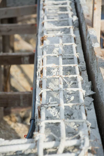 Lazo de acero de viga de tierra a la espera de trabajos de hormigón —  Fotos de Stock