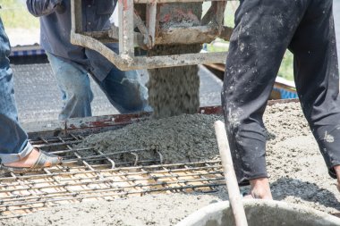 İnşaat alanında beton döken işçiler 