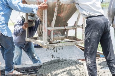 İnşaat alanında beton döken işçiler 