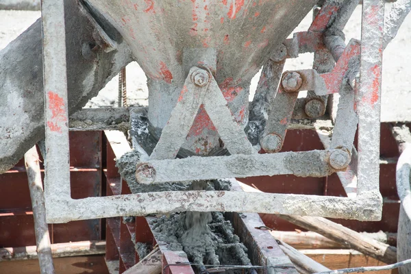 Trabajador vertiendo obras de hormigón en el sitio de construcción — Foto de Stock