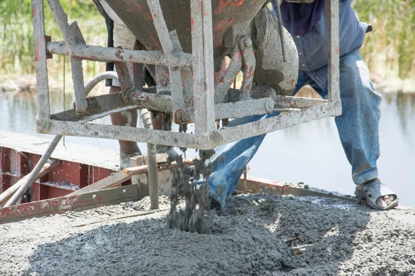 Pekerja menuangkan karya beton di lokasi konstruksi — Stok Foto