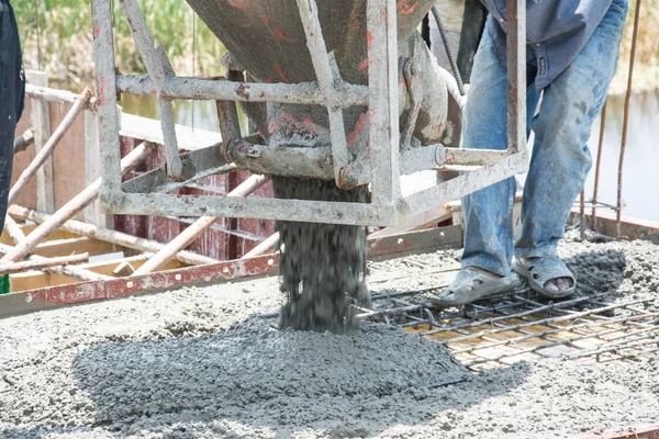 Pekerja menuangkan karya beton di lokasi konstruksi — Stok Foto