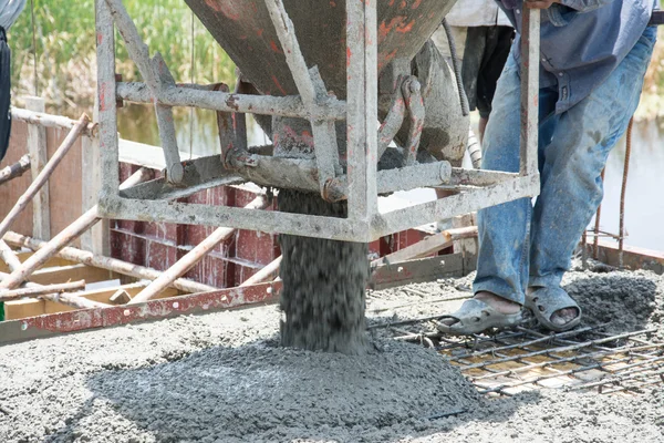 Pekerja menuangkan karya beton di lokasi konstruksi — Stok Foto