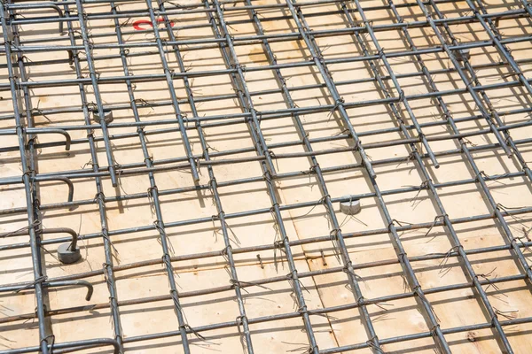 Malla de alambre de acero en el suelo en el sitio de construcción —  Fotos de Stock