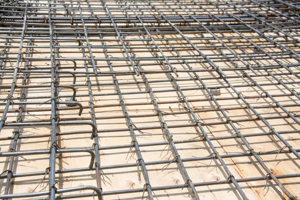 Malla de alambre de acero en el suelo en el sitio de construcción — Foto de Stock