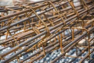 İnşaat sahasında yazının çelik kravat