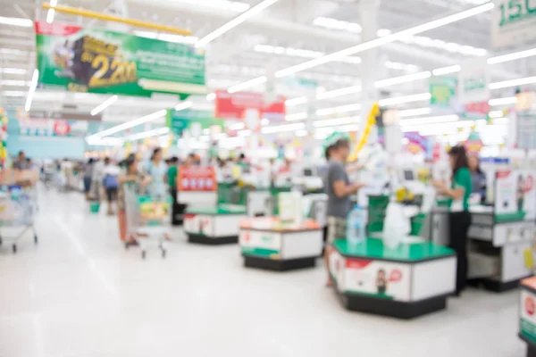 Imagem desfocada da loja do supermercado, contador do caixa com cliente — Fotografia de Stock