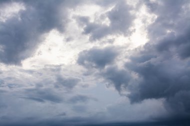 Fırtınadan önce kara bulutlar 