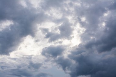 Fırtınadan önce kara bulutlar 