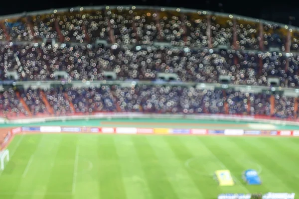 Fondo desenfocado de fútbol o estadio de fútbol en el crepúsculo, Tailandia —  Fotos de Stock