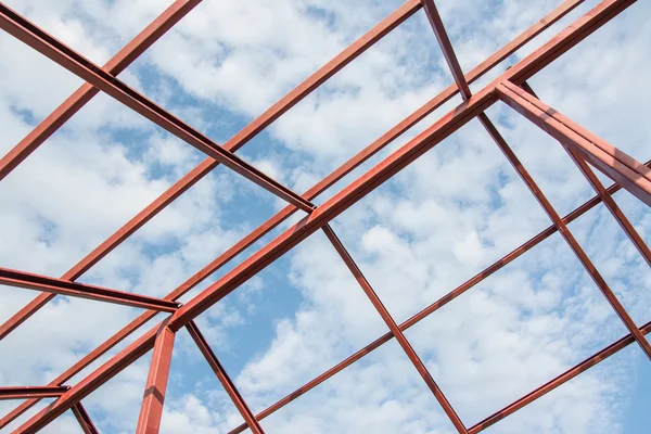 Střešní konstrukce s modrou oblohou — Stock fotografie