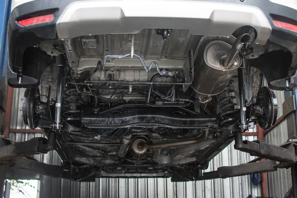 Enfoque Selectivo Del Coche Suspensión Coche Bajo Inspección Reparación Mantenimiento — Foto de Stock