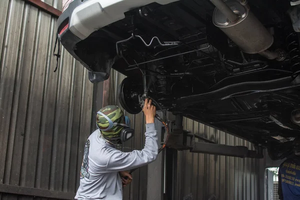 Mecânico Pinta Carr Suspensão Com Uma Arma Pintura Spray Ferrugem — Fotografia de Stock