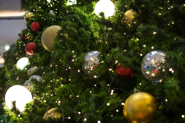 Διακοσμημένο Χριστουγεννιάτικο Δέντρο Πολύχρωμη Μπάλα — Φωτογραφία Αρχείου