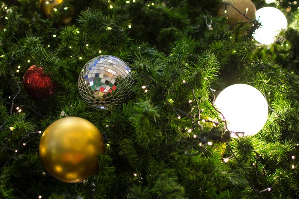 Gedecoreerde Kerstboom Met Kleurrijke Bal — Stockfoto