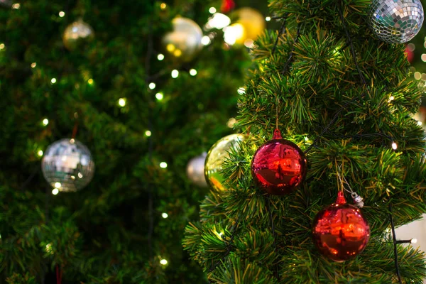 Renkli topla süslenmiş Noel ağacı