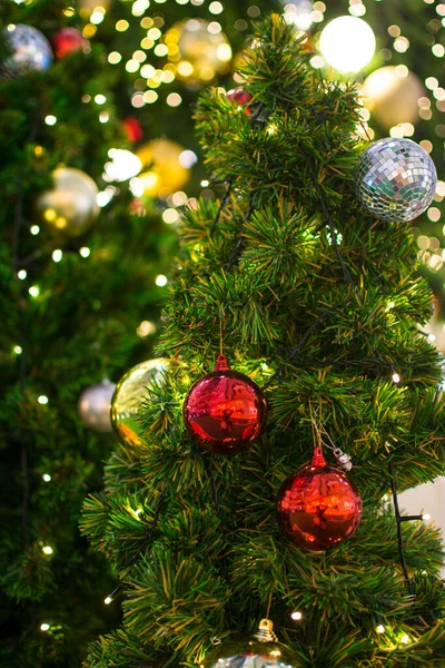 Versierde Kerstboom Wazige Achtergrond — Stockfoto