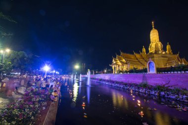 Samutprakarn, Tayland - 31 Ekim 2020: İnsanlar, Tayland 'ın Samutprakarn kentindeki antik kentte Loy Kratong festivalinde nehir tanrıçasına ibadet etmek için nehirde fenerler yakarlar.