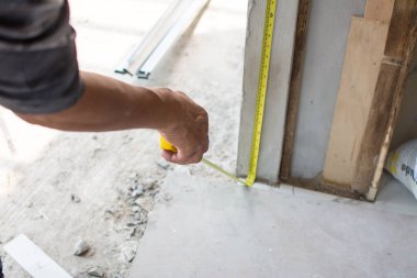 tahta mobilyaların boyutlarını ölçmek için mezura kullanılıyor