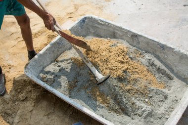 İşçi inşaat alanında havan topu karıştırıyor