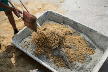 İşçi inşaat alanında havan topu karıştırıyor