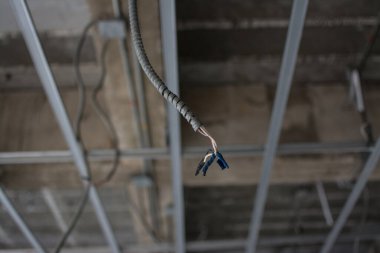 Bölgede askıya alınmış tavan yapısı