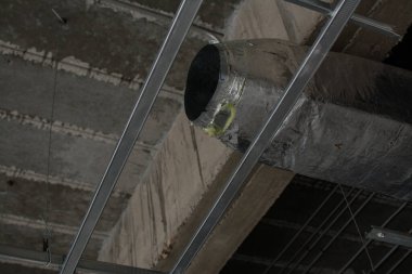 Tavanda havalandırma boruları var.