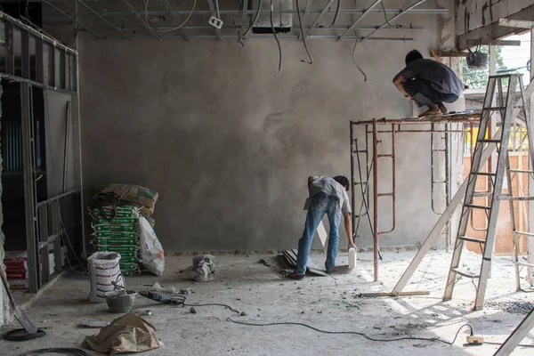 Interior Canteiro Obras Com Trabalhador — Fotografia de Stock