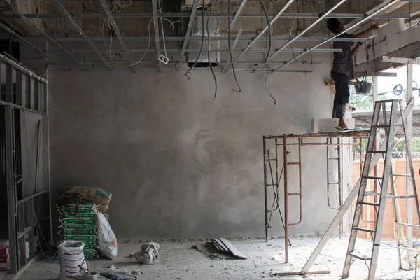 Interior Canteiro Obras Com Trabalhador — Fotografia de Stock