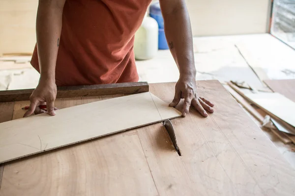 Menuisier Travaillant Avec Outil Industriel Dans Une Usine Bois Lame — Photo