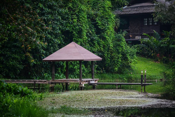 Houtpaviljoen Met Meer Krating Waterfall Bij Chantaburi Thailand — Stockfoto