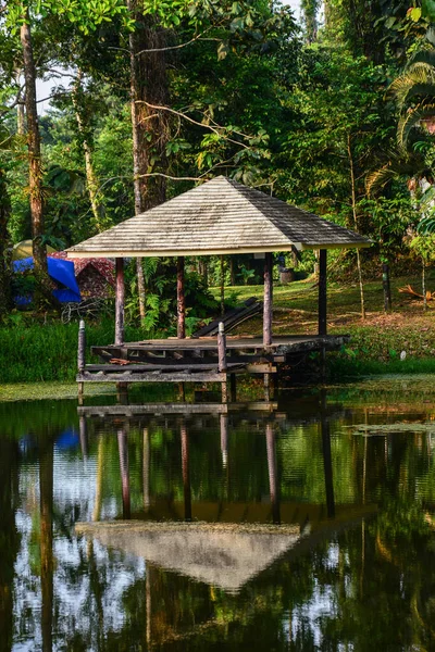 タイのチャンタブリにあるKrating Fallowの湖のある木のパビリオン — ストック写真