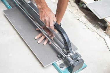 Endüstriyel kiremitçi Oluşturucusu alt zemin Döşeme kesme donanımları ile çalışma 