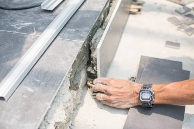 katta ahşap Seramik döşeme, fayans inşaat sitesine yükleme.