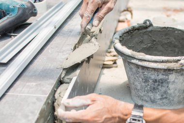 katta ahşap Seramik döşeme, fayans inşaat sitesine yükleme.