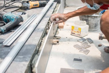 katta ahşap Seramik döşeme, fayans inşaat sitesine yükleme.