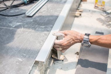 katta ahşap Seramik döşeme, fayans inşaat sitesine yükleme.