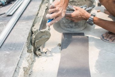 katta ahşap Seramik döşeme, fayans inşaat sitesine yükleme.